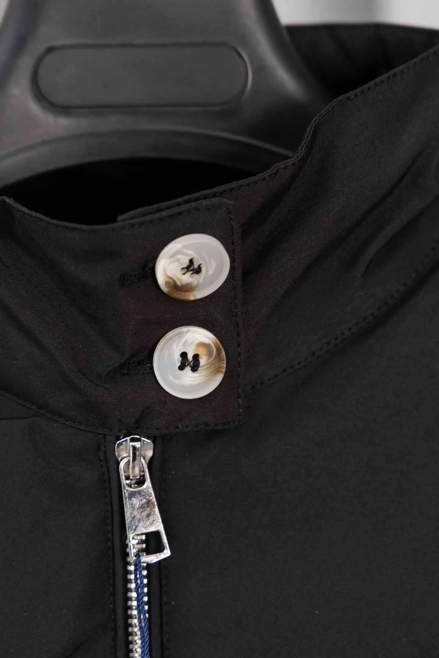 P370 Model number: M038 Rah Lauren Harrington classic unisex old cadre zipper jacket cotton-padded jacket Yi Mengling's same style. Recommended by many fashion bloggers. The Harrington jacket's lapel zipper windproof design perfectly blends casual style with street trend elements, making it very suitable for neutral wear. The fabric texture of the jacket is excellent and comfortable to wear. It is a very versatile and trendy jacket. Original development, 100% pure cotton fabric, exquisite embroidery, evergreen style for all seasons, feel free to buy it, retro will never go out of style!  Color: Khaki Black Navy Size: S-XL
